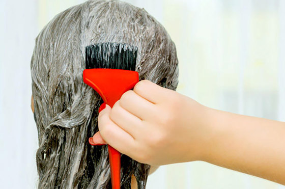 دراسة تحذّر النساء من صبغة الشعر.. تتسبب بمرض 