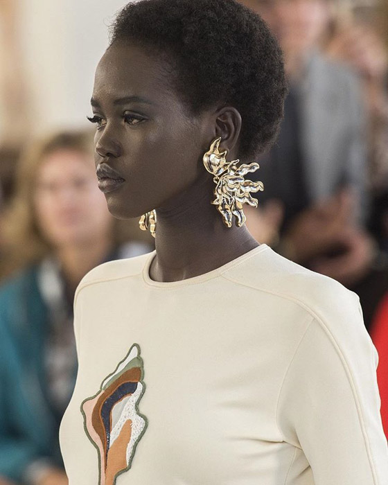 لاجئة سودانية تتفوّق على جيجي حديد وتحصد لقب عارضة العالم صورة رقم 4