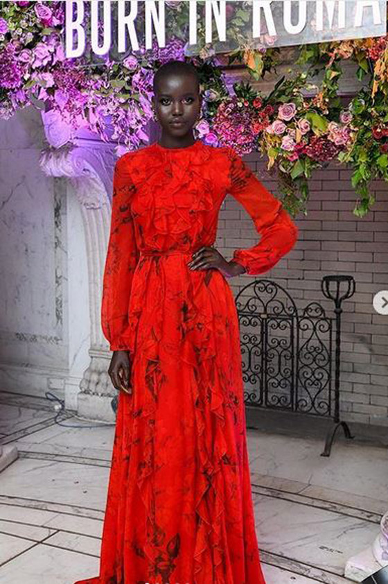 لاجئة سودانية تتفوّق على جيجي حديد وتحصد لقب عارضة العالم صورة رقم 11