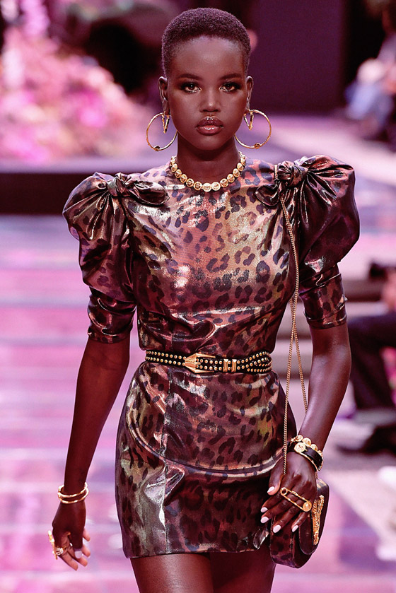 لاجئة سودانية تتفوّق على جيجي حديد وتحصد لقب عارضة العالم صورة رقم 3