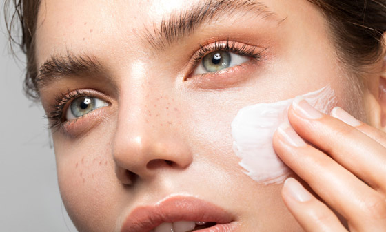 كيف تعرفين أن بشرتك بحاجة إلى كريم حماية من الشيخوخة؟ صورة رقم 4