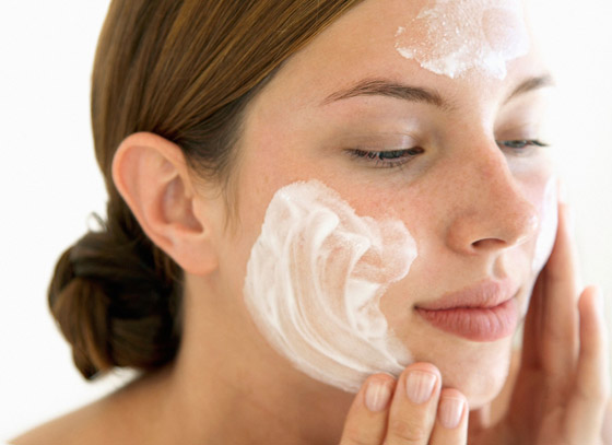 كيف تعرفين أن بشرتك بحاجة إلى كريم حماية من الشيخوخة؟ صورة رقم 2