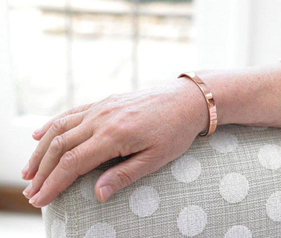 ارتداء أساور النحاس لعلاج آلام والتهابات المفاصل.. حقيقة أم وهم؟ صورة رقم 1