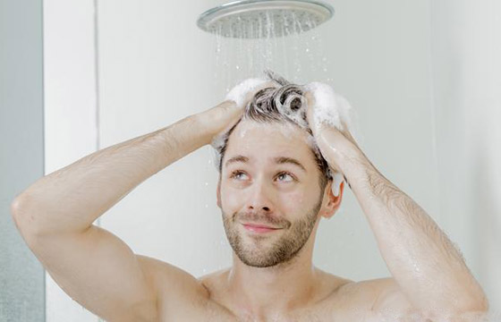 هل من الأفضل الاستحمام صباحا أم ليلا؟ وبماء ساخن أم دافئ؟ صورة رقم 7