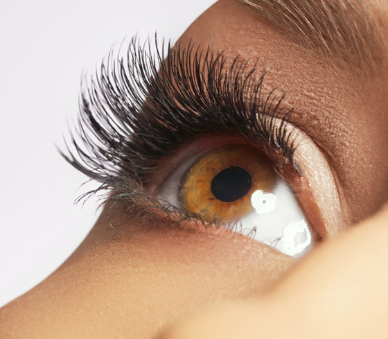 خلطات طبيعية لتطويل الرموش لجعلها طويلة وممتلئة ساحرة صورة رقم 2