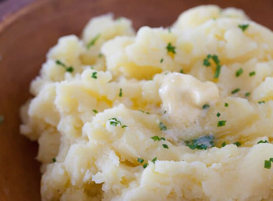 إليكم طريقة تحضير البطاطس المهروسة بالحليب وبالجريفي صوص صورة رقم 6 إليكم طريقة تحضير البطاطس المهروسة بالحليب وبالجريفي صوص صورة رقم 6