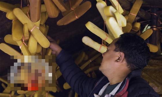 بالفيديو.. تعرفوا إلى أقسى جبنة في العالم في أعلى جبال الهيمالايا صورة رقم 3 بالفيديو.. تعرفوا إلى أقسى جبنة في العالم في أعلى جبال الهيمالايا صورة رقم 3