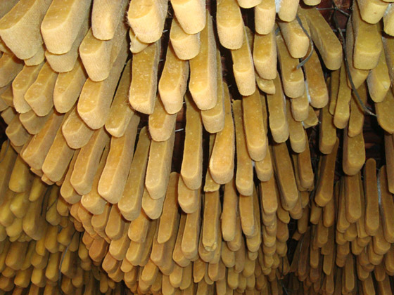 بالفيديو.. تعرفوا إلى أقسى جبنة في العالم في أعلى جبال الهيمالايا صورة رقم 9 بالفيديو.. تعرفوا إلى أقسى جبنة في العالم في أعلى جبال الهيمالايا صورة رقم 9