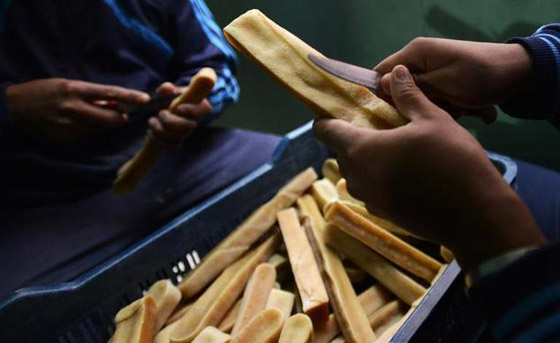 بالفيديو.. تعرفوا إلى أقسى جبنة في العالم في أعلى جبال الهيمالايا صورة رقم 10 بالفيديو.. تعرفوا إلى أقسى جبنة في العالم في أعلى جبال الهيمالايا صورة رقم 10