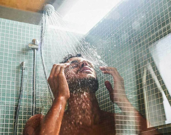 هل من الأفضل الاستحمام صباحا أم ليلا؟ وبماء ساخن أم دافئ؟ صورة رقم 4