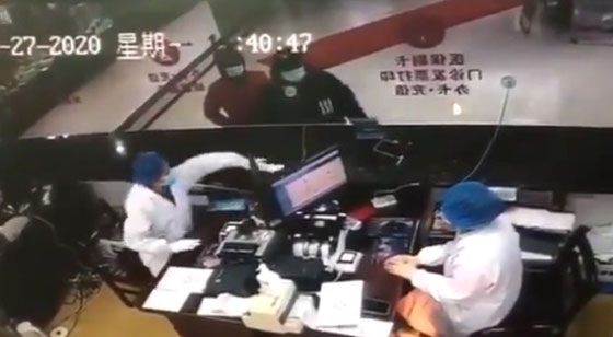 صورة رقم 3 - فيديو صادم: مصاب بـ صورة رقم 3 - فيديو صادم: مصاب بـ