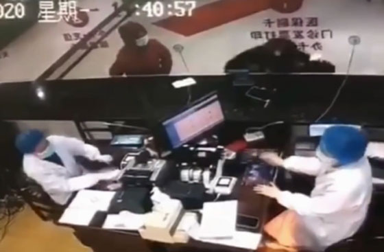 صورة رقم 2 - فيديو صادم: مصاب بـ صورة رقم 2 - فيديو صادم: مصاب بـ