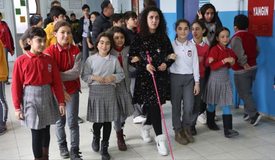 صورة رقم 1 - المعلمة الضريرة زينب تضئ حياة طلابها وتثبت انها اقوى من الإعاقة! صورة رقم 1 - المعلمة الضريرة زينب تضئ حياة طلابها وتثبت انها اقوى من الإعاقة!