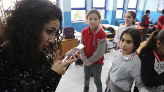 صورة رقم 2 - المعلمة الضريرة زينب تضئ حياة طلابها وتثبت انها اقوى من الإعاقة! صورة رقم 2 - المعلمة الضريرة زينب تضئ حياة طلابها وتثبت انها اقوى من الإعاقة!