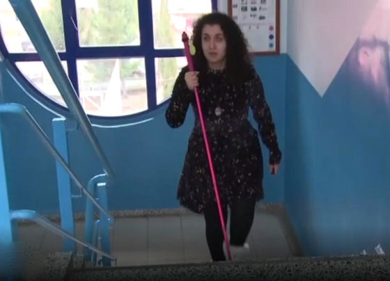 صورة رقم 4 - المعلمة الضريرة زينب تضئ حياة طلابها وتثبت انها اقوى من الإعاقة! صورة رقم 4 - المعلمة الضريرة زينب تضئ حياة طلابها وتثبت انها اقوى من الإعاقة!