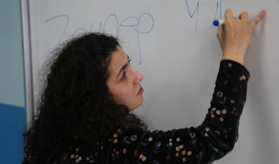 صورة رقم 3 - المعلمة الضريرة زينب تضئ حياة طلابها وتثبت انها اقوى من الإعاقة! صورة رقم 3 - المعلمة الضريرة زينب تضئ حياة طلابها وتثبت انها اقوى من الإعاقة!