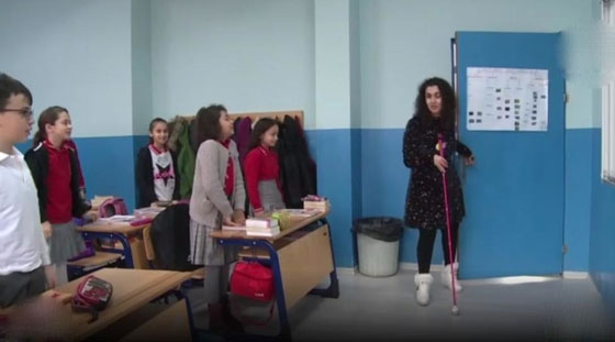 صورة رقم 5 - المعلمة الضريرة زينب تضئ حياة طلابها وتثبت انها اقوى من الإعاقة! صورة رقم 5 - المعلمة الضريرة زينب تضئ حياة طلابها وتثبت انها اقوى من الإعاقة!