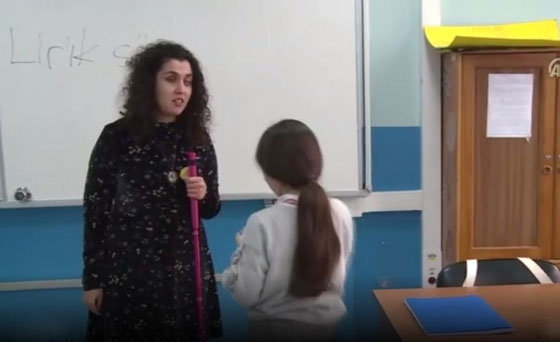 صورة رقم 6 - المعلمة الضريرة زينب تضئ حياة طلابها وتثبت انها اقوى من الإعاقة! صورة رقم 6 - المعلمة الضريرة زينب تضئ حياة طلابها وتثبت انها اقوى من الإعاقة!