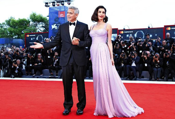 صور أجمل فساتين أمل علم الدين كلوني في عيد ميلادها الـ 42 صورة رقم 12