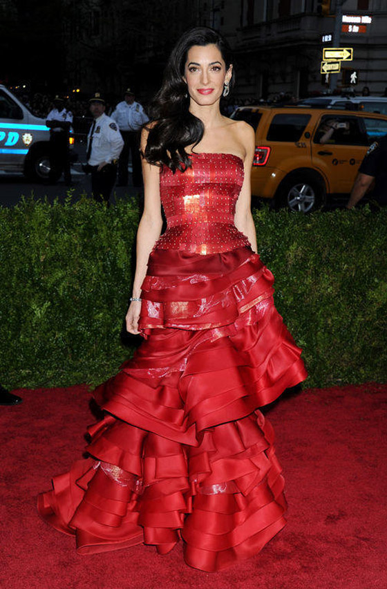 صور أجمل فساتين أمل علم الدين كلوني في عيد ميلادها الـ 42 صورة رقم 13