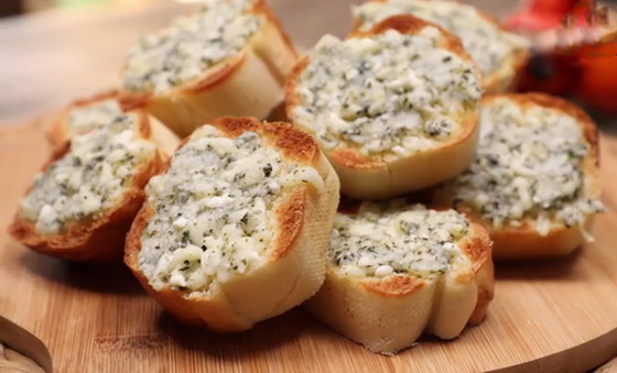 إليكم طريقة تحضير خبز الثوم بالجبنة السهل والطيب صورة رقم 1 إليكم طريقة تحضير خبز الثوم بالجبنة السهل والطيب صورة رقم 1