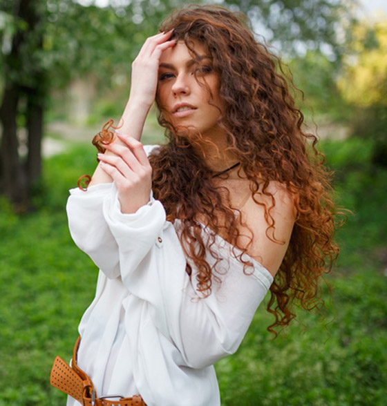 نصائح وخلطات طبيعية للعناية بالشعر الكيرلي صورة رقم 5