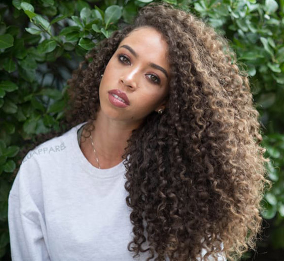 نصائح وخلطات طبيعية للعناية بالشعر الكيرلي صورة رقم 4