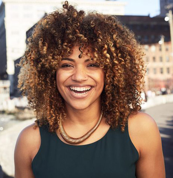 نصائح وخلطات طبيعية للعناية بالشعر الكيرلي صورة رقم 12