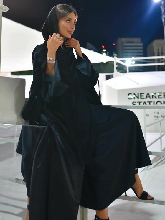 بالصور: أجمل العبايات السوداء موضة الموسم من الفاشينيستا المحجبات صورة رقم 3