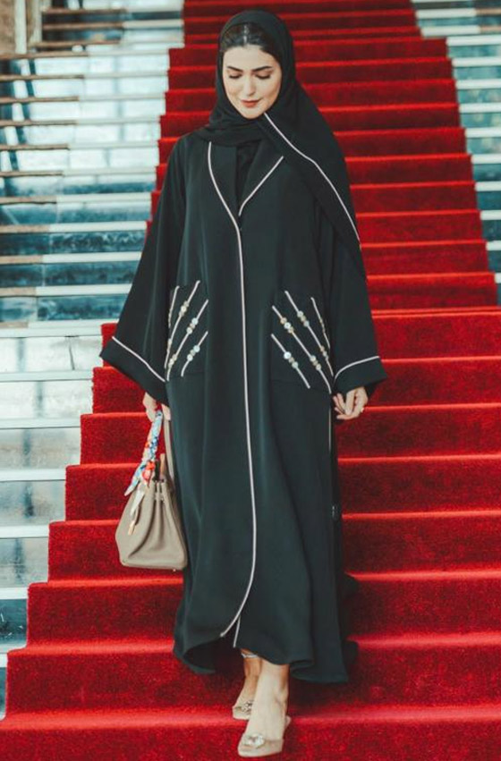 بالصور: أجمل العبايات السوداء موضة الموسم من الفاشينيستا المحجبات صورة رقم 7