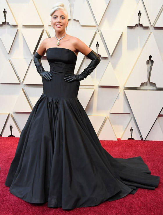 أجمل 10 إطلالات أيقونية للنجمات العالميات لا تزال حيّة بذاكرة الأوسكار صورة رقم 2 أجمل 10 إطلالات أيقونية للنجمات العالميات لا تزال حيّة بذاكرة الأوسكار صورة رقم 2