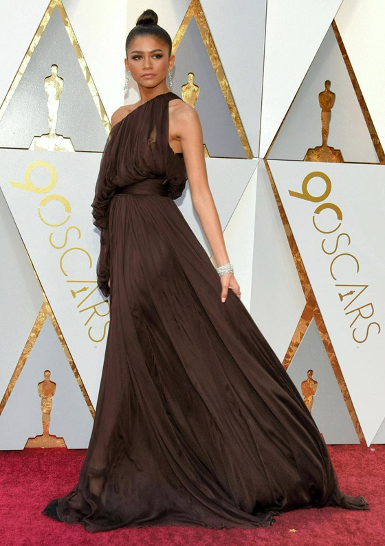 أجمل 10 إطلالات أيقونية للنجمات العالميات لا تزال حيّة بذاكرة الأوسكار صورة رقم 3 أجمل 10 إطلالات أيقونية للنجمات العالميات لا تزال حيّة بذاكرة الأوسكار صورة رقم 3