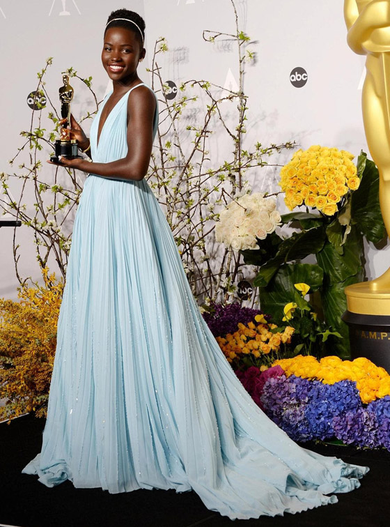 أجمل 10 إطلالات أيقونية للنجمات العالميات لا تزال حيّة بذاكرة الأوسكار صورة رقم 4 أجمل 10 إطلالات أيقونية للنجمات العالميات لا تزال حيّة بذاكرة الأوسكار صورة رقم 4