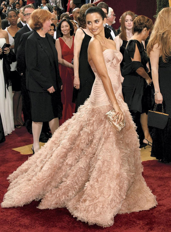 أجمل 10 إطلالات أيقونية للنجمات العالميات لا تزال حيّة بذاكرة الأوسكار صورة رقم 8 أجمل 10 إطلالات أيقونية للنجمات العالميات لا تزال حيّة بذاكرة الأوسكار صورة رقم 8