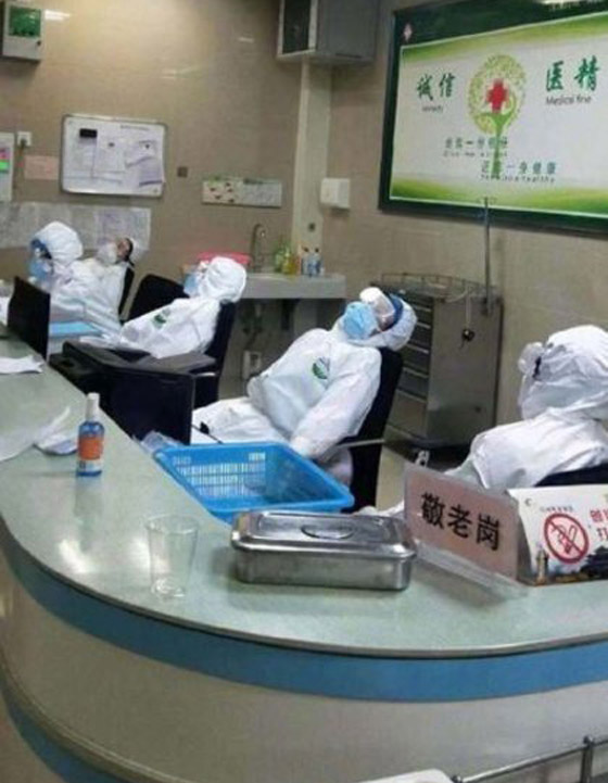 مشاهد مؤثرة لأطباء صينيين.. هيستيريا وانهيارات عصبية وأيام بلا نوم! صورة رقم 3 مشاهد مؤثرة لأطباء صينيين.. هيستيريا وانهيارات عصبية وأيام بلا نوم! صورة رقم 3