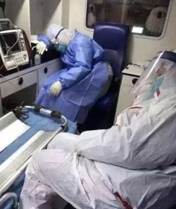 مشاهد مؤثرة لأطباء صينيين.. هيستيريا وانهيارات عصبية وأيام بلا نوم! صورة رقم 7 مشاهد مؤثرة لأطباء صينيين.. هيستيريا وانهيارات عصبية وأيام بلا نوم! صورة رقم 7