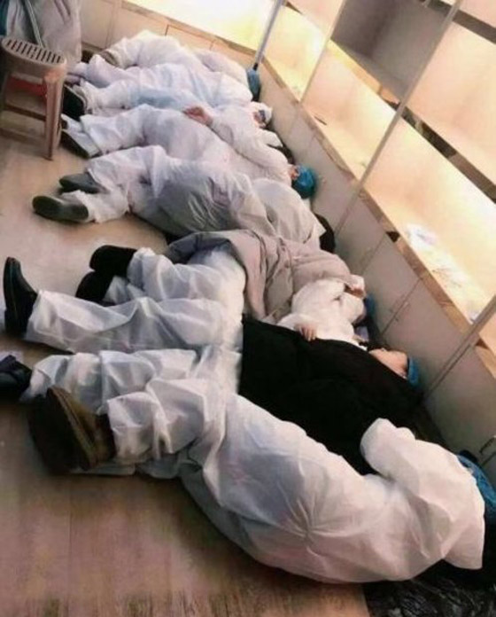 مشاهد مؤثرة لأطباء صينيين.. هيستيريا وانهيارات عصبية وأيام بلا نوم! صورة رقم 9 مشاهد مؤثرة لأطباء صينيين.. هيستيريا وانهيارات عصبية وأيام بلا نوم! صورة رقم 9