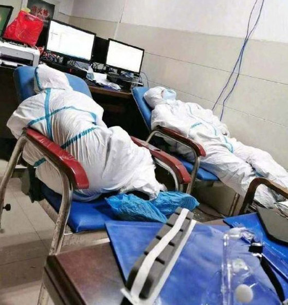 مشاهد مؤثرة لأطباء صينيين.. هيستيريا وانهيارات عصبية وأيام بلا نوم! صورة رقم 4 مشاهد مؤثرة لأطباء صينيين.. هيستيريا وانهيارات عصبية وأيام بلا نوم! صورة رقم 4