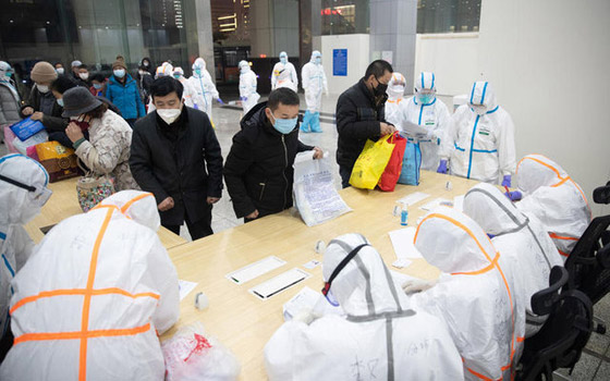 مشاهد مؤثرة لأطباء صينيين.. هيستيريا وانهيارات عصبية وأيام بلا نوم! صورة رقم 11 مشاهد مؤثرة لأطباء صينيين.. هيستيريا وانهيارات عصبية وأيام بلا نوم! صورة رقم 11