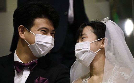 في الصحة والمرض.. شاهد زفافا جماعيا في زمن 