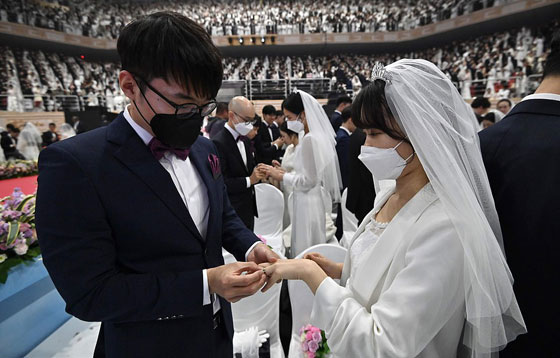 في الصحة والمرض.. شاهد زفافا جماعيا في زمن 