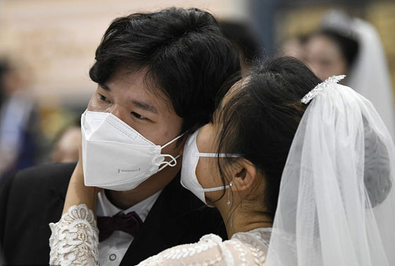 في الصحة والمرض.. شاهد زفافا جماعيا في زمن 