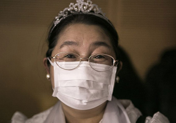 في الصحة والمرض.. شاهد زفافا جماعيا في زمن 