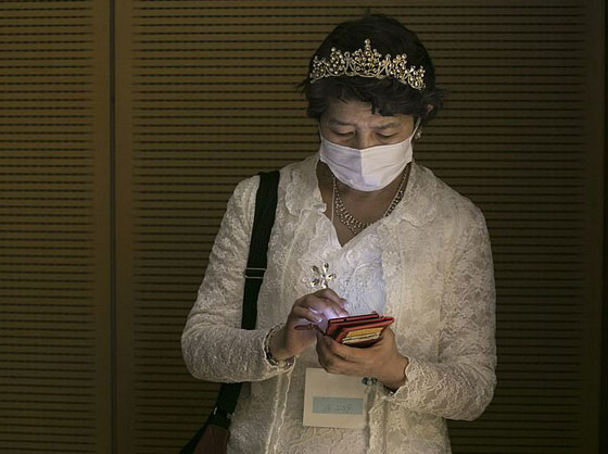 في الصحة والمرض.. شاهد زفافا جماعيا في زمن 