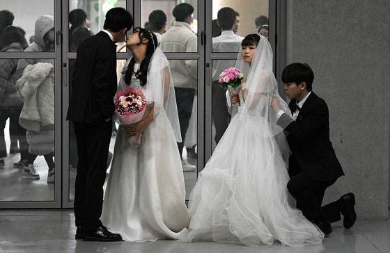 في الصحة والمرض.. شاهد زفافا جماعيا في زمن 