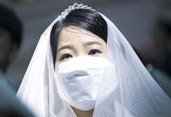 في الصحة والمرض.. شاهد زفافا جماعيا في زمن 