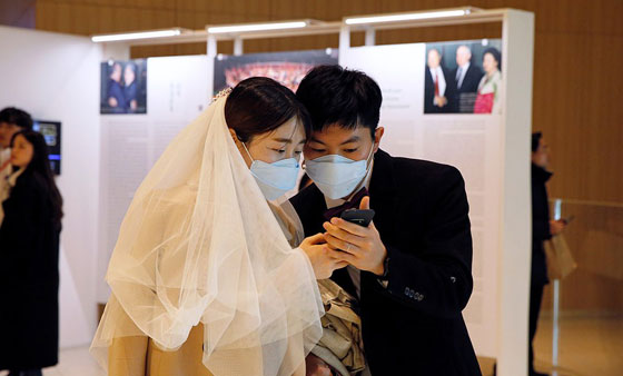 في الصحة والمرض.. شاهد زفافا جماعيا في زمن 