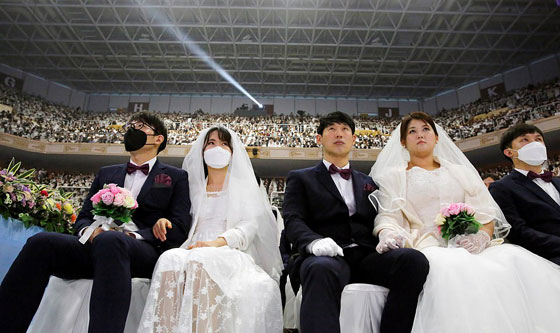 في الصحة والمرض.. شاهد زفافا جماعيا في زمن 