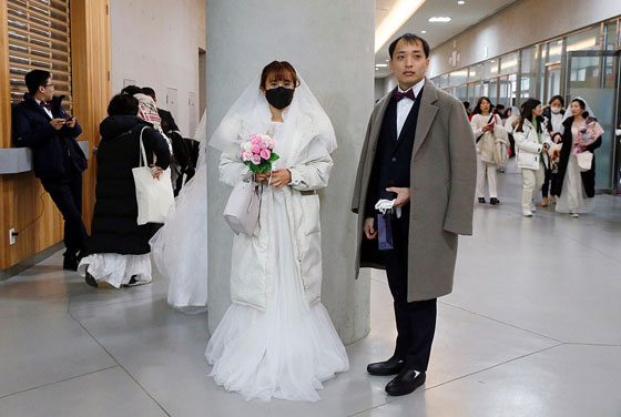 في الصحة والمرض.. شاهد زفافا جماعيا في زمن 