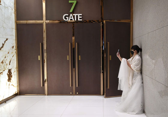 في الصحة والمرض.. شاهد زفافا جماعيا في زمن 